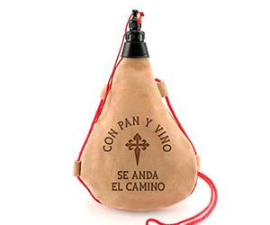 Planetacase - Bota de Vino Camino de Santiago Personalizada - Piel de Serraje y Látex - Bota de Vino Grabada con Nombre Peregrino - 1 Litro - Souvenir, Pan Y Vino