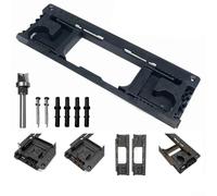 Plantilla de enrutador diseñada para kits de plantilla de bisagra de puerta que permite un bloqueo seguro en pines y guías de bisagra deslizantes para cortes precisos de mortaja en puertas de madera