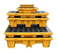 Plataforma robusta de contención de derrames con bandeja de plástico para bidoneevadoras. Solución eficaz para la gestión de derrames, que garantiza la seguridad y el cumplimiento normativo.