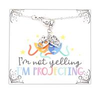 PLITI Collar de teatro, drama, actor, actriz, regalo con texto en inglés "I'm Not Yelling I'm Projecting", con colgante de máscara de tragedia, Medium, Acero inoxidable, Circonia cúbica