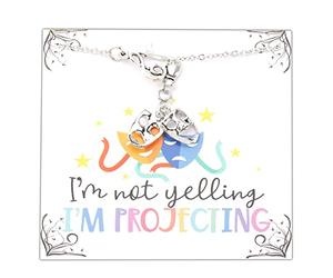PLITI Collar de teatro, drama, actor, actriz, regalo con texto en inglés "I'm Not Yelling I'm Projecting", con colgante de máscara de tragedia, Medio, Acero inoxidable, Circonita cúbica