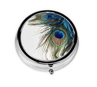 Pluma de pavo real. Este pequeño pastillero redondo es un organizador portátil de medicamentos de viaje con tres compartimentos para almacenar medicamentos diarios.