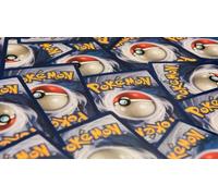 Pokemon TCG: Lote de 100 Cartas Pokemon Surtidas con láminas - Paquete con una Caja de Cubierta LCC incluida