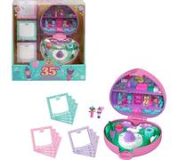 Polly Pocket 35. Aniversario Sellos con Motivos Festivos Conjunto de Juego y muñecas, Estuche Homenaje para coleccionistas, Incluye 2 muñecas, 3 Sellos y 12 Tarjetas de papelería, HWP20