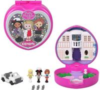 Polly Pocket x Clueless (Fuera de Onda) Estuche de coleccionista con muñequitos Conjunto de Juego con 5 Accesorios temáticos, incluidos un Coche de Juguete, Cher, Dionne y Tai, JCC21