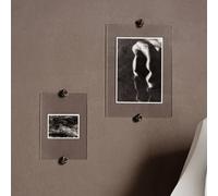 portarretratos ferm LIVING Grava, A4, acrílico. Latón