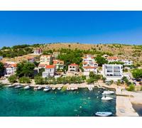 Póster de 130 x 100 cm: Croacia, verano, día soleado, costa del mar Adriático, pequeña ciudad costera del mar, temporada de vacaciones. Popular lugar turístico