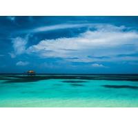 Póster de 60 x 40 cm: mar turquesa y edificios de madera sobre un cielo azul oscuro, Maldivas (93346837)
