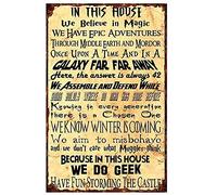 Póster de metal retro vintage con texto en inglés "In This House We Do Geek", decoración de pared, hogar, oficina, bar, garaje, cafetería, hotel, cueva club, letrero de lata de 8 x 12 pulgadas