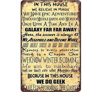 Póster de metal retro vintage con texto en inglés "In This House We Do Geek" para decoración de pared, hogar, oficina, bar, garaje, cafetería, hotel, cueva, club, letrero de estaño, 30,5 x 20,3 cm
