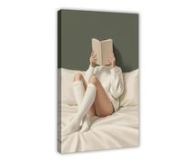 Póster en lienzo con texto en inglés "A Woman Reading Feminist Art in Bed" (50 x 75 cm)