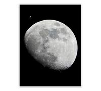 Posterlounge Estación internacional y la Luna Póster de NASA 100 x 130 cm Negro Cuadros Decoración para la pared