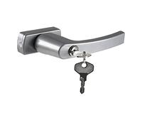 Práctico tirador de ventana con cerradura, se puede cerrar con la ventana cerrada y en posición inclinable con 2 llaves en color plateado.