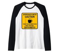 Precaución Este Oficial de policía Puede no ser café con cafeína Camiseta Manga Raglan