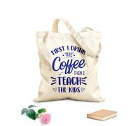 Primero tomo café y luego les enseño a los niños. Citas de maestros, tipografía, diseño gráfico o póster. Bolsa de lona con fondo reforzado Tela de 340g/m² de grosor Se usa como bolsa de regalo