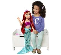 Princesas Disney - Tu Amiga de Juego Ariel de 80 cm - La Muñeca Tiene Preciosos Detalles y está Articulada - Incluye Fantásticos Accesorios - Muñeca para niñas 3 +