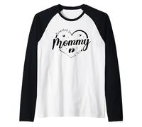 Promocionado a Mommy EST 2027 Pronto to be New Mom Finally Heart Camiseta Manga Raglan