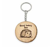 Promotech Llavero de madera "Social Battery Low" - Divertido llavero de erizo con grabado - Regalo divertido para introvertidos - Llavero hecho a mano de madera natural