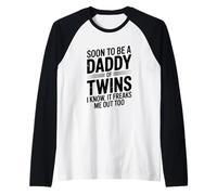 Pronto To Be A Daddy of Twins Me Freaks Me out Too Camiseta Manga Raglan
