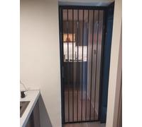 Puerta corredera plegable interna con panel acrílico, solución que ahorra espacio para divisor de habitaciones y lavandería