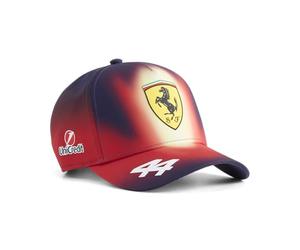 PUMA Scuderia Ferrari F1 Gorra China GP 2026 Lewis Hamilton - Italian Plum | Como se ve llevado por el equipo y los pilotos, Todos los últimos logotipos de equipos y socios, Corte regular unisex