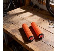 Puños de bicicleta Lock On para MTB, empuñaduras de goma con cuello de aleación de aluminio, diseño ligero y antideslizante para barras de 22.2 mm, longitud de 134 mm, rojo (naranja)