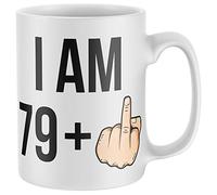 Purple Print House Taza con texto en inglés "I Am 79 + 1 80th Bday Middle Finger Mug", regalo divertido de cumpleaños para él de 80 años, idea de regalo de broma, blanco, talla única
