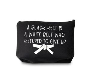 PXTIDY Bolsa de maquillaje de artes marciales Un cinturón negro es un cinturón blanco que se negó a renunciar al taekwondo, regalo para artistas marciales, Black, bolsa de maquillaje