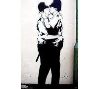 Pyramid America Póster de arte callejero - Banksy Kissing Coppers - 11 x 17 pulgadas, decoración estética de habitación, ideal para decoración de dormitorio, decoración del hogar, decoración de