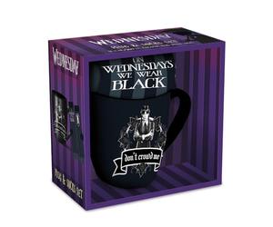 Pyramid International Juego de taza y calcetines para el miércoles [úsalo negro] - Elegante diseño de miércoles, incluye calcetines negros acogedores, impresionante regalo para los fanáticos, duradero