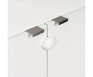 QDOS Candado adhesivo de doble puerta, blanco, diseño moderno, protege a los niños de peligros, solo cabe en gabinetes enmarcados estándar - operación simple con una sola mano - Diseño patentado