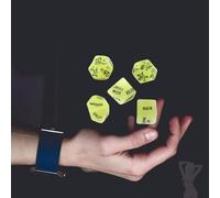QiKKago ̣ σ ¡Innovadores Y Prácticos Dados De Plástico Verde Que Brillan En La Oscuridad, Iluminan La Noche Y Añaden Diversión! Un Regalo Original para Una Dama.