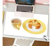QRFASFZO Alfombrilla Ratón,XXL 80x30 cm Mouse Pad Grande Gaming, Alfombrilla Antideslizante,Tapete Escritorio con Bordes Cosidos,Una Taza Amarilla de café y Croissants en un Plato sobre un Fondo blan