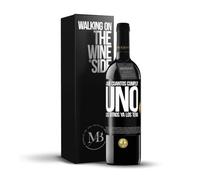 «¿Que cuántos cumplo? UNO Los otros ya los tenía» Mensaje en una Botella. Vino Tinto Premium Reserva 12 Meses + Gift Box. Etiqueta Negra PERSONALIZABLE
