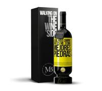 «¿Qué pasó camino? Antes me tenías mejores piedras» Mensaje en una Botella. Vino Tinto Premium Reserva 12 Meses MBS Martín Berasategui System + Gift Box. Etiqueta Amarilla PERSONALIZABLE
