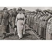 Queen Mary inspeccionando los W.A.A.C (Cuerpo Auxiliar del Ejército de Mujeres) en Aldershot en 1916 durante la Primera Guerra Mundial. Mary of Teck 1867 - 1953. Reina consorte del Reino Unido como