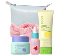 QUIYUM Set de Cuidado Facial con Frutas, Rutina de Skincare de 4 Piezas para Mujeres y Adolescentes con Bonito Neceser de Viaje, Limpiador, Sérum y Crema Hidratante para Todo Tipo de Piel
