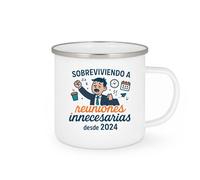 quotedazur - Taza Divertida Sobreviviendo a reuniones innecesarias desde 2024 - Regalo Nuevo trabajo, regalo compañero, oficina Para Mujer