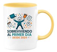quotedazur - Taza Divertida Sobreviviendo al primer día desde 2024 - Regalo Nuevo trabajo, regalo compañero, oficina Para Mujer