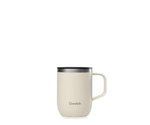 QWETCH - Taza Térmica de Acero Inoxidable Reciclado con Asa 350 ml Arena - Taza Térmica para Café y Té - Mantiene 6h Caliente & 12h Frío - Tapa Deslizante Antiderrames & Compatible con Infusores