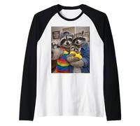Raccoon Two Moms Life Selfie Día de la Madre Queer Mom Pride Camiseta Manga Raglan