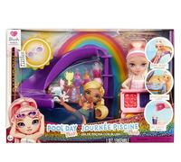 RAINBOW HIGH Littles Pool Day with Blush Playset - Incluye una Pequeña Muñeca Rosa de 14 cm, Piscina con Tobogán Arco Iris, Accesorios, Soporte para Batidos, para Niños Mayores de 4 Años