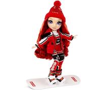 Rainbow High Winter Break Ruby Anderson - Muñeca de Moda roja con 2 atuendos, Equipo de Nieve y Pedestal - Incluye esquís, Patines, Accesorios y más - Edad: 6+ años