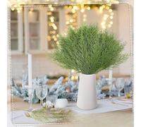 Ramas de pino verde para manualidades navideñas, incluyendo marcos de corona, guirnaldas florales y detalles decorativos con construcción de plástico moldeado