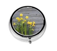 Ramo de narcisos. Este pequeño pastillero redondo de viaje de tres compartimentos es perfecto para almacenar medicamentos diarios, vitaminas y sobre la marcha.
