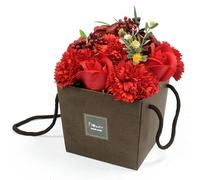 Ramo de rosas y claveles rojos de jabones. Baño de pétalos con fragancia aromática y papel de regalo para regalar a una mujer, como regalo romántico del día de San Valentín, cumpleaños, para su madre, esposa, novia