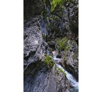 Rasch Magicwalls 364675 - Papel pintado fotográfico sobre fieltro con montañas y arroyo en gris y verde de la colección Magicwalls - 2,65 m x 1,59 m (largo x ancho)