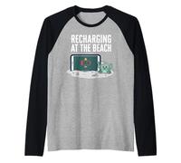 Recharging At The Beach Low Battery Crab Phone Camiseta Manga Raglan
