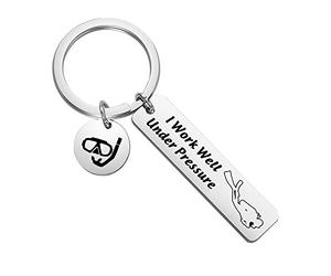 Regalo de buceo, regalo de buceo, regalo de buceo I Work Well Under Pressure Llavero de deportes extremos, gran regalo para buceadores, 1.2 x 5 cm, Acero inoxidable, Acero inoxidable.