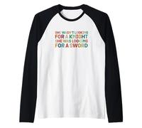 Regalo de fantasía para el Día Internacional de la Mujer con She Wasn't Looking For Knight Strong Camiseta Manga Raglan